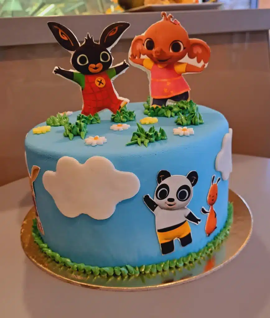 Bing nyuszi témájú kék torta mesefigurákkal.