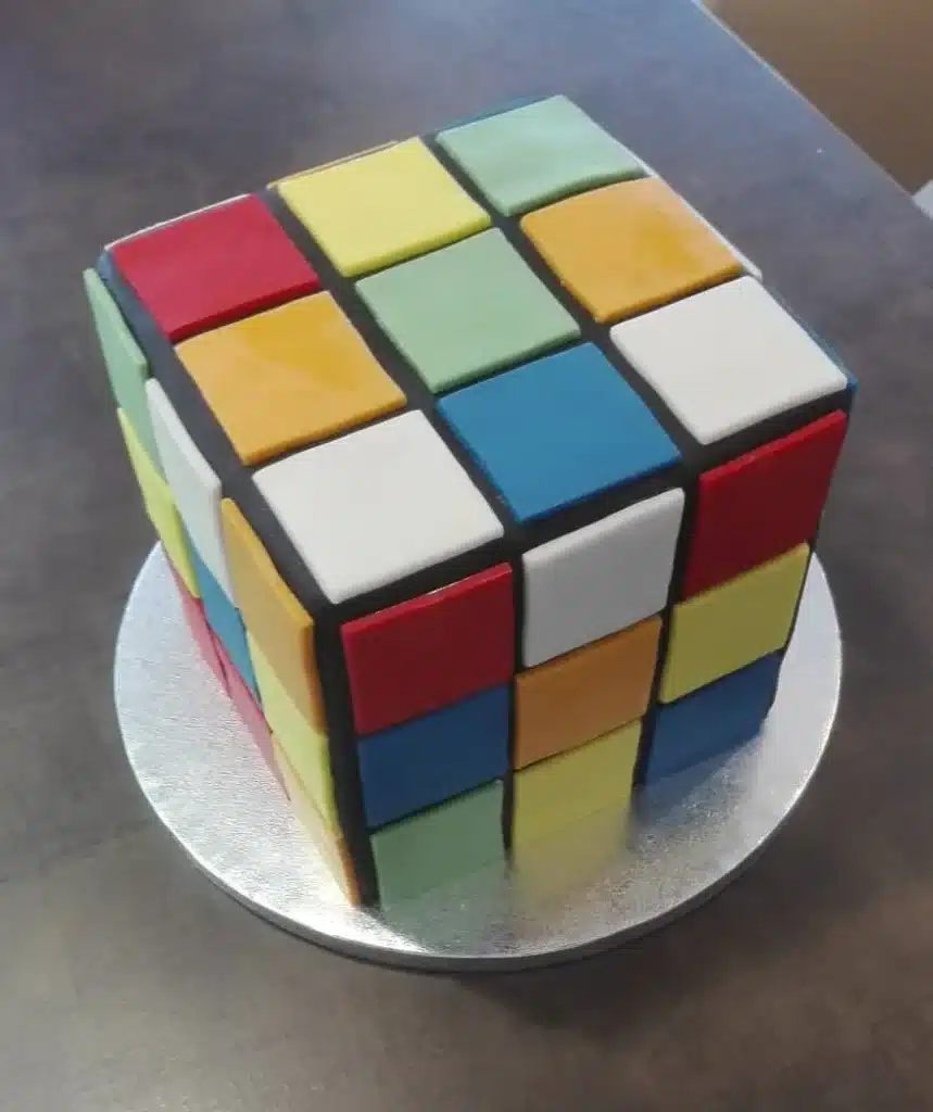 Színes Rubik-kockát formázó torta.